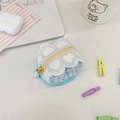 Dettaglio custodia per auricolari a quadretti blu con pizzo e ciondolo a perla chic - Quadri Blu Chiaro