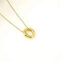 Collier avec pendentif lettre O en acier titane plaqué or 18 carats et chaîne à maillons - Lettre O(S-P062-O)