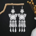 Orecchini etnici stile Miao in argento con pendenti lunghi a farfalla e nappe - E8015 (Farfalla Lunga Nappa Divisa) / Argento