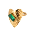 Anello a cuore dorato con texture in metallo martellato e pietra verde smeraldo - Cuore Irregolare Pietra Preziosa Verde (JZ7157)