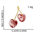 Vista dettagliata della toppa ricamata a cuore ciliegia con dimensioni e specifiche di peso - Ciliege a Forma di Cuore