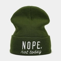 Gros plan du bonnet vert en maille avec broderie blanche 'NOPE. not today' détaillée - Vert Militaire
