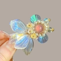 Détail d'une pince à cheveux poisson faite main avec perles roses et nageoires irisées - Style Dégradé Fantôme / Poisson Rouge Fantôme