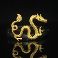 Makroaufnahme des goldenen Legierungsdrachen-Anhängers mit feiner Schuppenstruktur - Gold (Links)