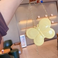 Makro-Detail einer gelben Schmetterling-Gelee-Tasche mit Glanzfinish und goldener Kette - 14*4*11cm / Gelb