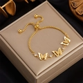 Elegantes goldenes Schmetterlingsarmband mit Türkis und Kristallen auf Seidendisplay - Gold