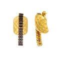 Detailansicht goldene Kettenohrringe mit schwarzen Zirkonia und gestepptem Metalldesign - Gold mit schwarzem Zirkon