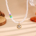 Détail d'un collier de perles avec pendentif de football et perles d'accent colorées - Collier Football (11315)