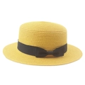 Vue détaillée du chapeau de paille jaune avec ruban gros-grain noir et détail de nœud - Jaune