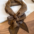 Collier foulard en soie à imprimé cachemire marron foncé avec motifs dorés élégants - Collier-Style Paisley / Marron