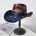 Chapeau de cow-boy en paille avec motif d'étoiles et de rayures rouges, bleues et or - M (56-58cm) / Bleu Roi Étoilé