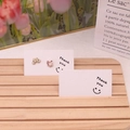 Detail von Blumen-Perlenohrringen auf Dankeskarte, auf Holzständer mit Tulpen präsentiert - 100 Stück/Set / Weiß