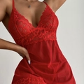 Rotes Spitzen-Dessous-Nachthemd mit tiefem V-Ausschnitt und durchsichtigen Details - S / Rot