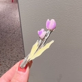 Barrette tulipe violette avec feuilles jaune clair sur une pince crocodile en métal argenté - Violet