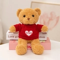 Hellbrauner Teddybär aus Plüsch mit rotem Strickpullover und weißem Herz-Loves-Motiv - Hellbrauner Bär (Roter Herz LOVES Pullover)