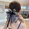 Pince à cheveux fleurie en mousseline avec nœud en dentelle noire portée par un mannequin - 1# Floral - Bleu Noir