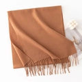 Sciarpa color cammello effetto cashmere con eleganti frange su uno sfondo bianco - Senza Etichetta / Mousse al Mocha