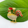 Detalle de un colgante de gallo bañado en oro con cristales claros y esmalte rojo vivo - Dorado (Sin cadena)