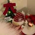 Gebreide rood-witte gestreepte kerstmuts haarspeld met Merry Christmas goud tekst - Kerstmuts haarspeld