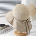 Cappello a secchiello in paglia beige con tesa kaki, pizzo bianco e fiocco sul retro - Cachi (80138# Davanti Corto Dietro Lunga)