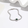 Élégant bracelet floral argenté avec un zircon vert central et des accents blancs - Émeraude