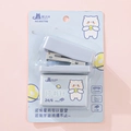 Mini schattige cartoon nietmachine set lichtpaars met nietjes voor school en kantoor - Baby Blauw Planeet Kat
