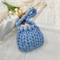 Handgefertigte Tasche aus grobem Strickgarn in Blau, von einem Model präsentiert - Finished Product / Blau