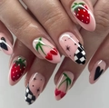 Unghie finte a mandorla lunga con fragole rosse, cuori neri e motivi a scacchiera - Fragola Ciliegia a Scacchi (AW313)