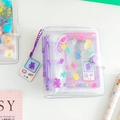 Detalle de mini carpeta de PVC transparente con anillos púrpuras y colgante de consola - Osos Morados