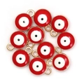 Makroaufnahme von 10 goldenen Evil Eye Anhängern mit rot-weiß-schwarzem Emaille-Design - 10 Stück / Rot