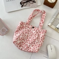 Borsa tote in tela con motivo leopardato a cuore rosa su scrivania bianca con oggetti - Cuore Leopardato Rosa