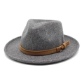 Detalle de sombrero fedora gris con banda de ante marrón y hebilla de metal refinada - M(56-58cm) / Gris Jaspeado Oscuro