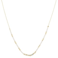 Gros plan du collier doré minimaliste avec perles blanches et pierres naturelles bleues - Blanc