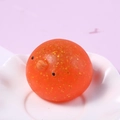 Juguete relajante de pájaro naranja con purpurina dorada en un pequeño plato blanco - 【serie Polvo Dorado】1 Pollito