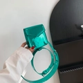 Mini-Gürteltasche in Metallic-Grün mit glänzendem Finish und passendem Taillengurt - Grün