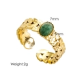 Gros plan d'une bague dorée martelée avec une pierre d'agate verte ovale de 7x5 mm - Jade Africain