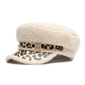 Cappello newsboy beige in sherpa con visiera leopardata e dettaglio logo M in metallo - Beige