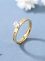 Dettaglio macro di anello in acciaio al titanio placcato oro 18K con zircone lucido - US 7 / Oro