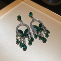 Détail des boucles d'oreilles gouttes vert émeraude avec métal argenté et papillons - 41# Tige en argent - Noir - Vert - Style papillon