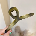 Matte acrylic large claw clip in olive green gradient with a cross twisted design - Matte Twist / 13cm / Olive Green