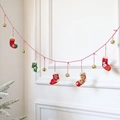 Guirnalda de calcetines de fieltro navideños con campanas doradas en cuerda roja - Cuerda Roja y Blanca - Calcetín de Navidad y Campana / Aprox 1.2m