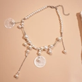 Detalle de colgante de concha y collar con borla de perlas falsas con cadena de plata fina - Collar-Blanco