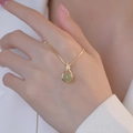 Collana dorata con pendente a goccia e perla di giada verde su catena a scatola - Oro con Verde Chiaro