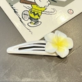Detalle de una pinza para el pelo con flor de frangipani en resina blanca y amarilla - Blanco