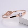 Dettaglio del bracciale oro rosa con grande zircone bianco incastonato a griffe - Oro rosa