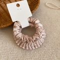 Gros plan d'un chouchou plissé en satin rose champagne avec bords festonnés sur carte - Bord en Dentelle Rose (Ensemble de 2)