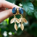 Orecchini boho dorati con pietre preziose blu ovali e pendenti a foglia in metallo - Stile Labradorite Blu Oro