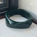 Irregular dark green resin bangle featuring a thick design with natural flowing textures - Geometric Rhombus / Inner Diameter 65mm / Dark Green White Swirl
