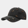 Dettaglio del ricamo colorato del bassotto sul cappello da baseball in cotone grigio - Nero