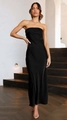 Dettaglio di un elegante abito lungo in raso nero a schiena scoperta dal taglio chic - Nero